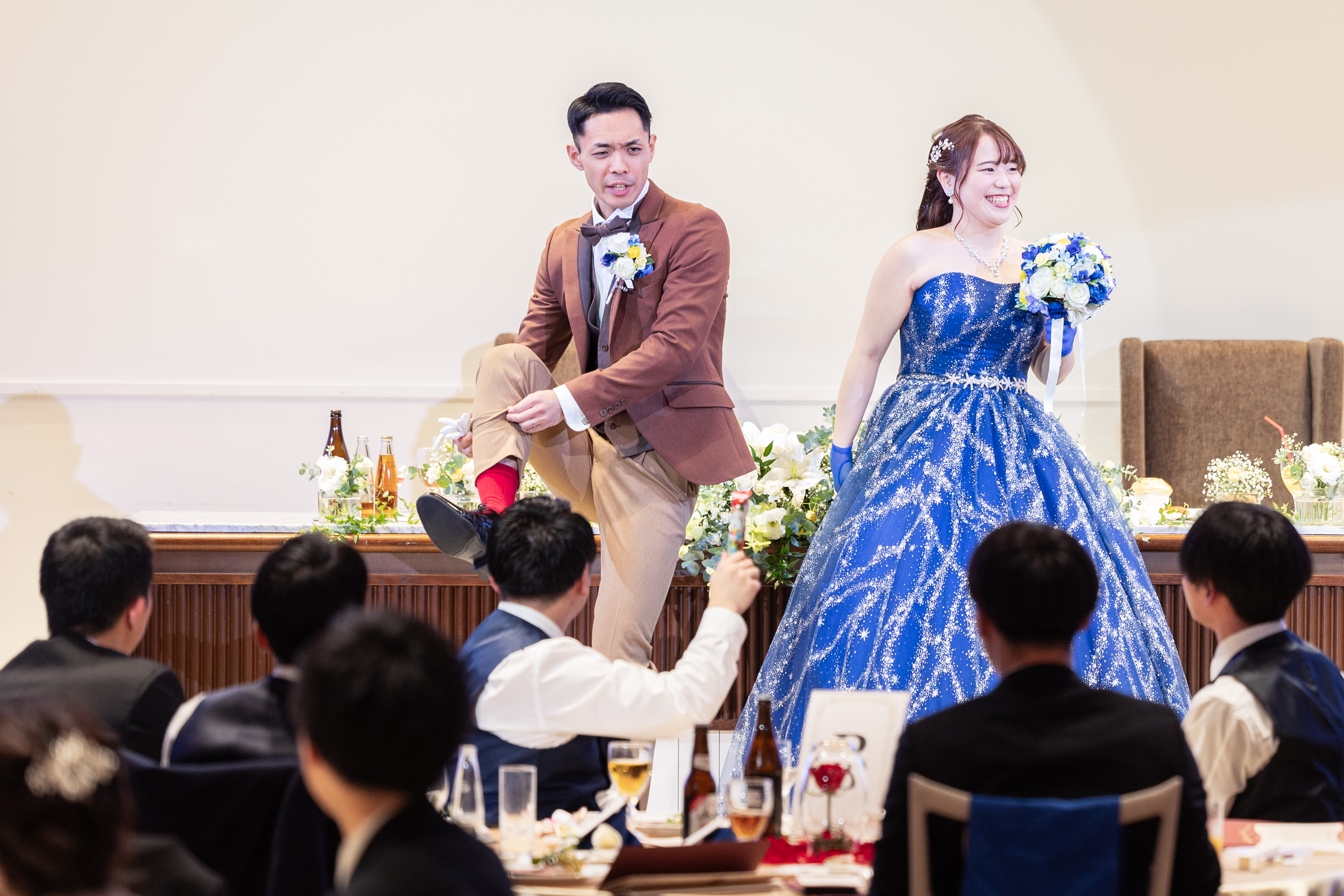 ドレスはブルー！新郎の靴下は・・・赤！！！